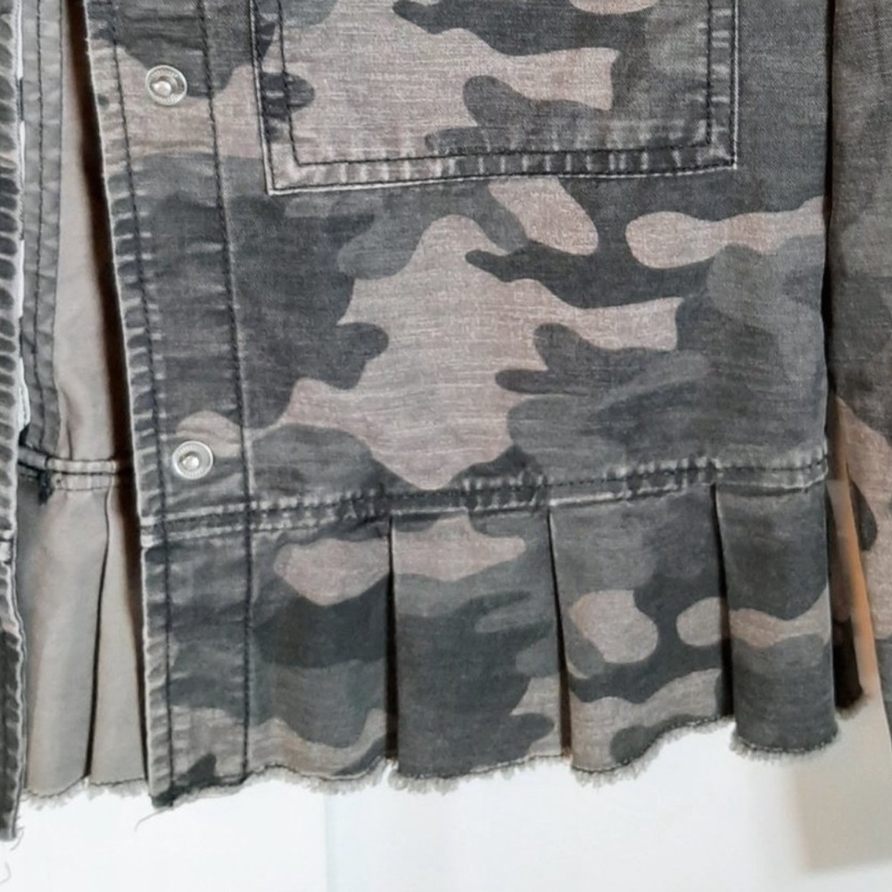 Gap Camo Raw Edge Ruffle Hem Utility Jacket Size XS - Picture 3 of 5
